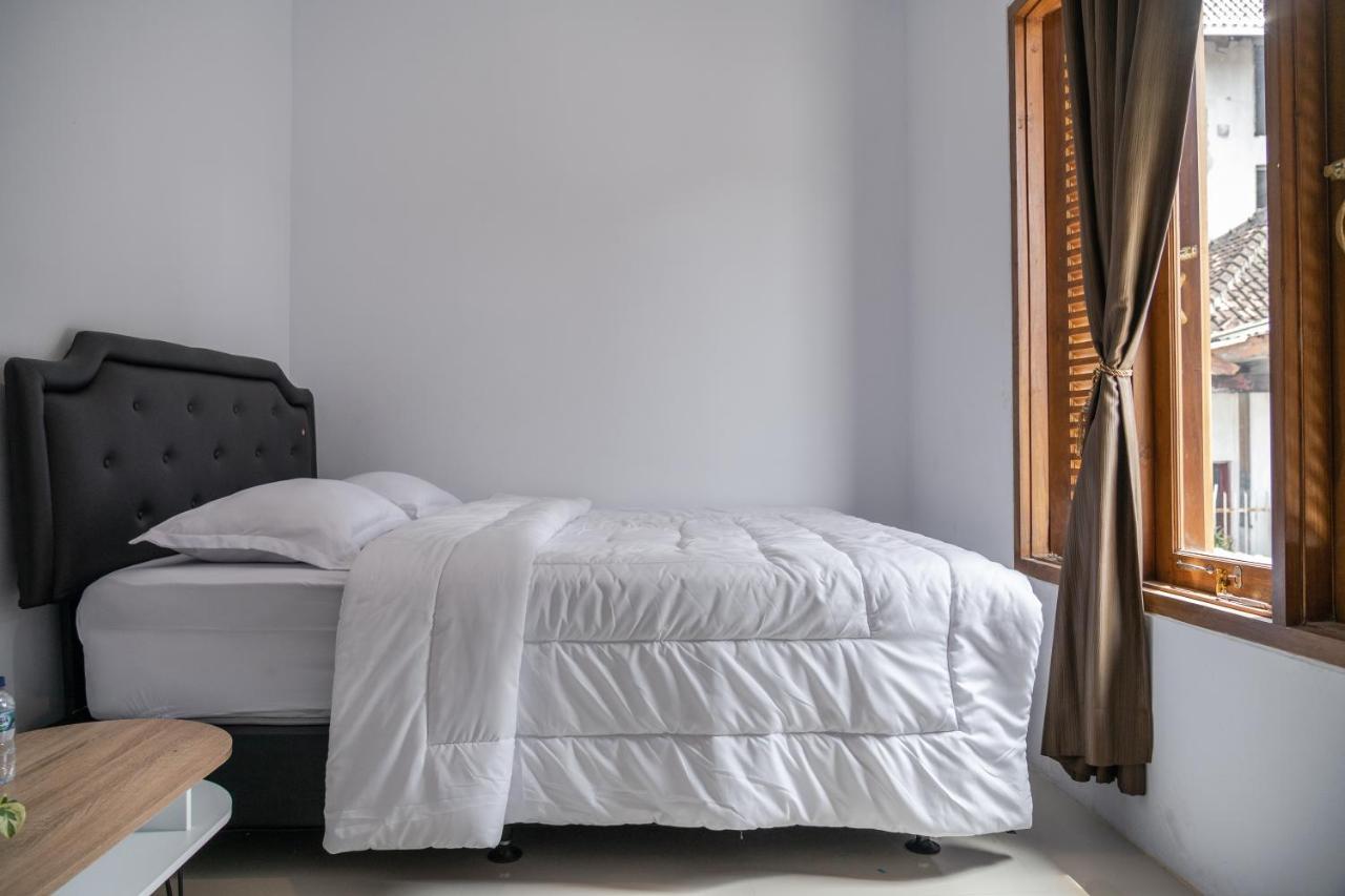 Azalia Homestay Yogyakarta Eksteriør billede